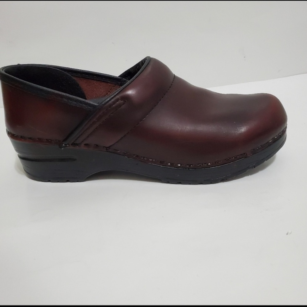 Dansko professional clog slip on maroon burgundy non slip leather EU 38